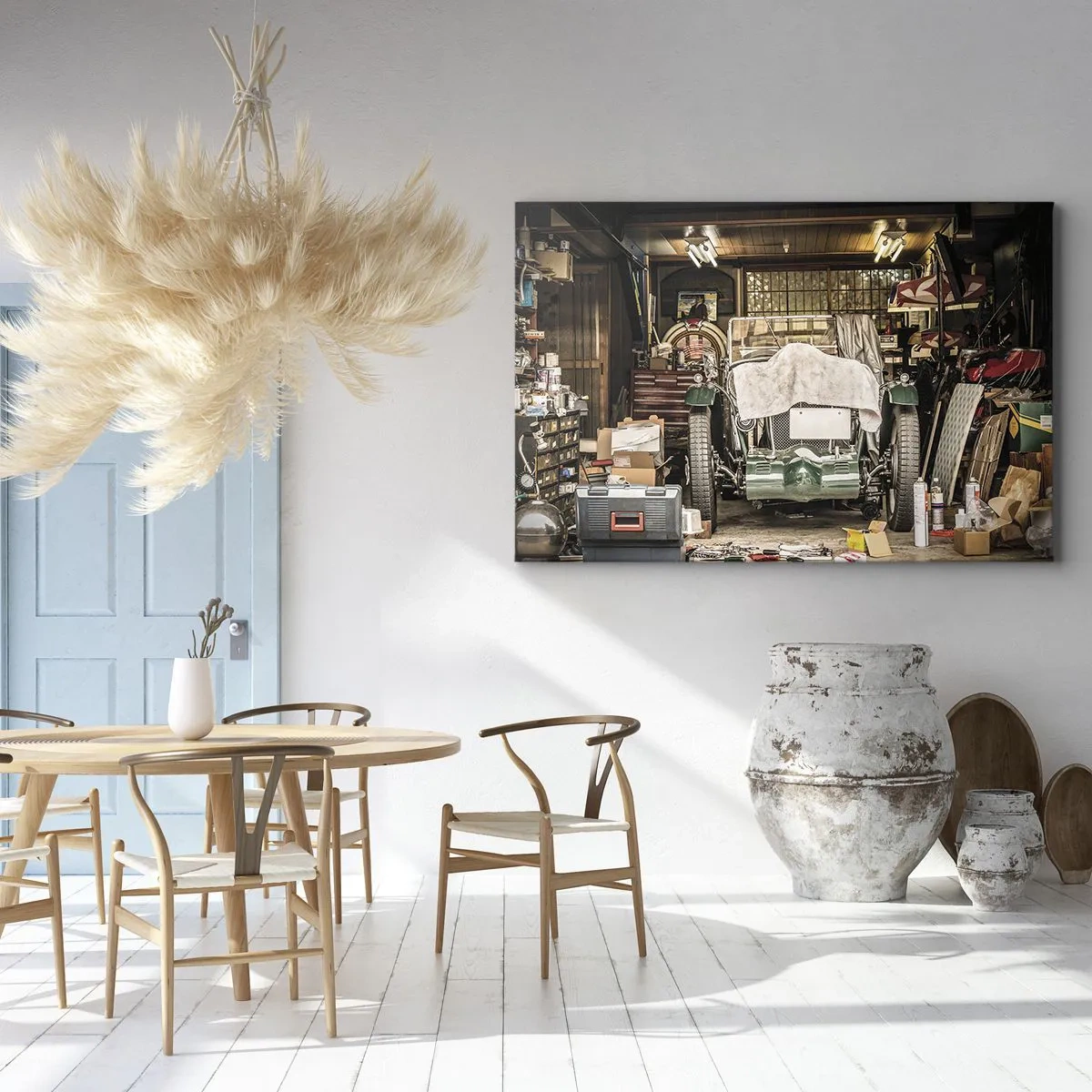 Cuadro sobre lienzo - Impresión de Imagen - Un coche viejo en un garaje rodeado de herramientas y equipos. - 120x80cm - Volver al pasado - Decoración de pared moderna para salón y dormitorio ARTTOR