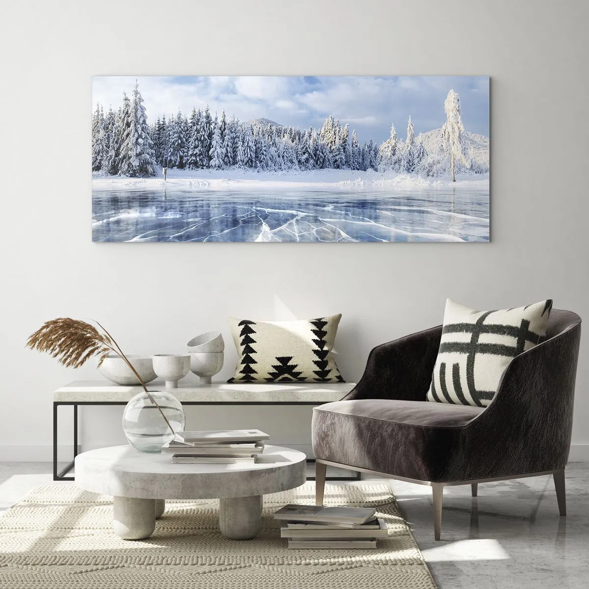 Cuadro sobre vidrio - Impresiones sobre Vidrio - Un lago congelado rodeado de un bosque cubierto de nieve. - 140x50cm - Vista deslumbrante y cristalina - Decoración de pared moderna para salón y dormitorio ARTTOR