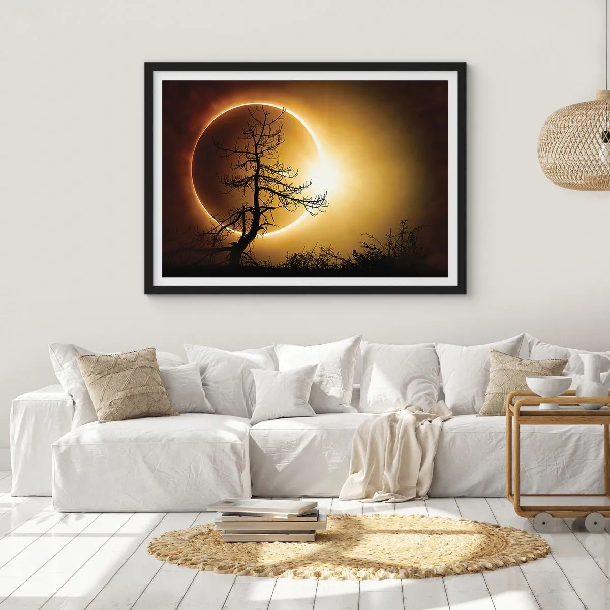 Póster en marco negro - Eclipse solar con una silueta de árbol en primer plano - 100x70cm - Eclipse total - Decoración de pared moderna para salón y dormitorio ARTTOR