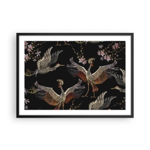 Póster en marco negro - Grullas y flores elegantes sobre un fondo negro. - 70x50cm - Aves de cuento de hadas - Decoración de pared moderna para salón y dormitorio ARTTOR