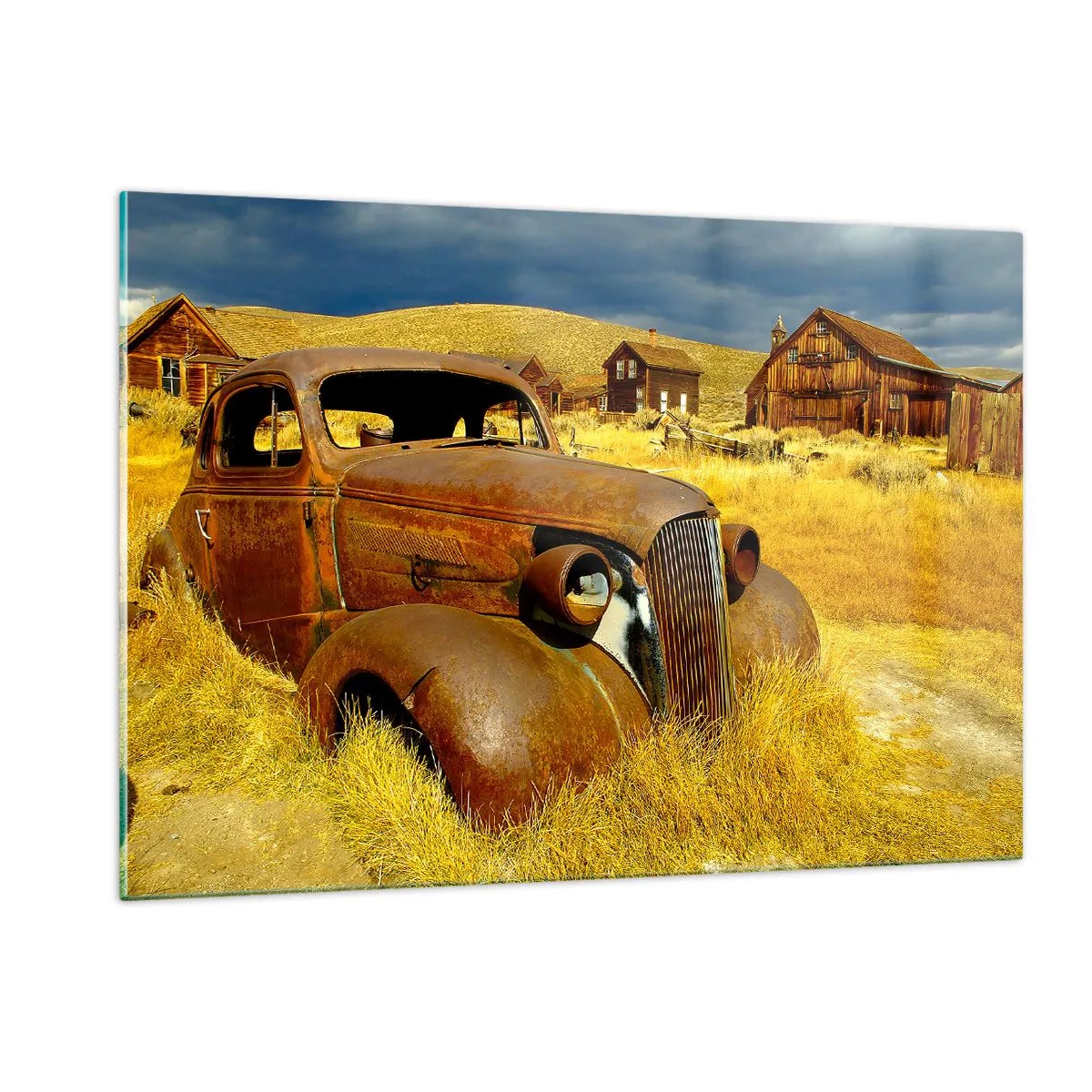 Cuadro sobre vidrio - Impresiones sobre Vidrio - Un coche clásico con el telón de fondo de un pueblo desierto. - 120x80cm - Un merecido descanso - Decoración de pared moderna para salón y dormitorio ARTTOR