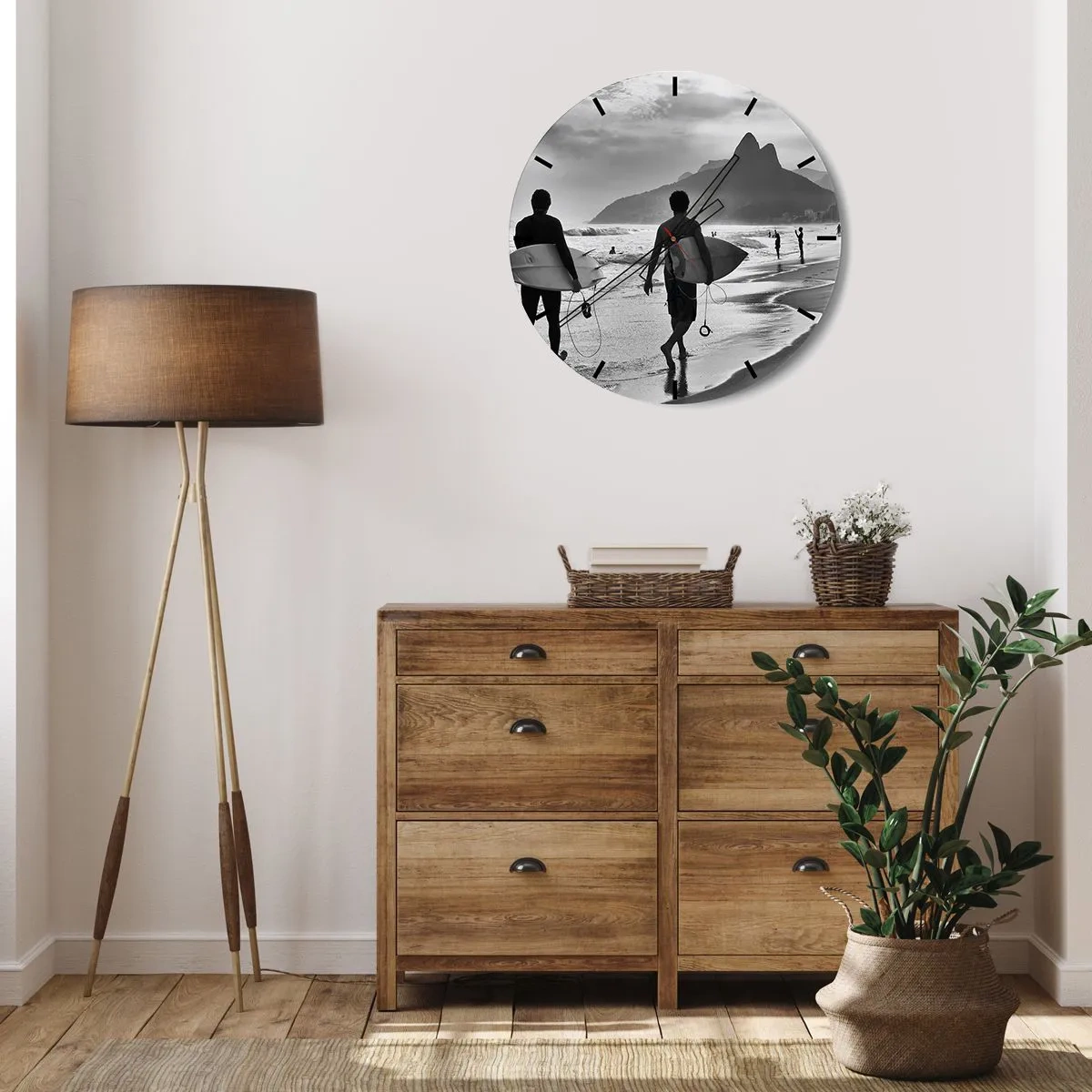 Reloj de pared - Reloj de vidrio - Dos surfistas en la playa en un paisaje en blanco y negro. - 30x30cm - Samba para una ola - Decoración de pared moderna para salón, cocina y dormitorio ARTTOR
