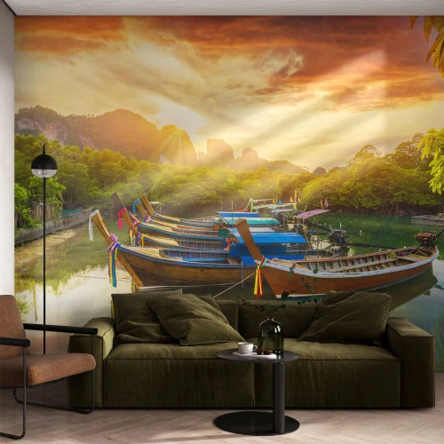 Fotomural Standard Eco - Barcos tradicionales frente a un paisaje tropical al atardecer - 100x70cm - Antes de un día ajetreado - Decoración de pared moderna para salón y dormitorio ARTTOR