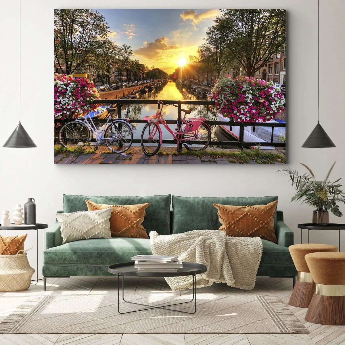 Cuadro sobre lienzo - Impresión de Imagen - Bicicletas en un puente bajo el resplandor del sol poniente. - 70x50cm - Mañana de primavera en Ámsterdam - Decoración de pared moderna para salón y dormitorio ARTTOR