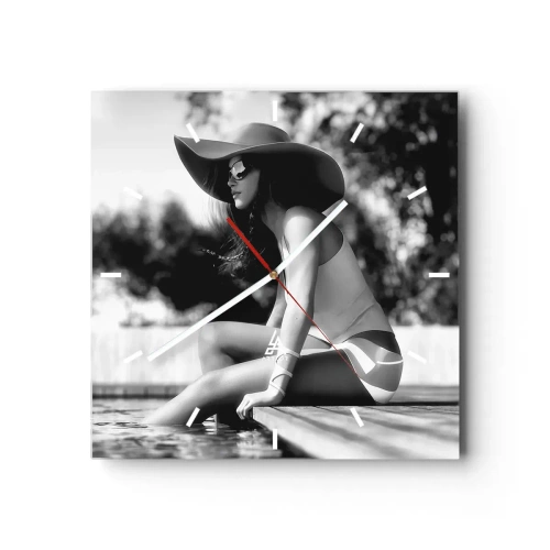 Reloj de pared - Reloj de vidrio - Mujer con sombrero junto a la piscina en blanco y negro - 30x30cm - Un sueño de verano - Decoración de pared moderna para salón y dormitorio ARTTOR
