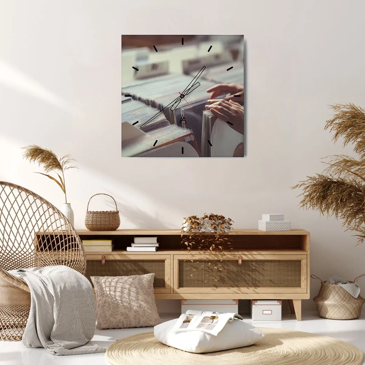 Reloj de pared - Reloj de vidrio - Manos mirando a través de una colección de vinilos - 30x30cm - En busca de emociones - Decoración de pared moderna para salón y dormitorio ARTTOR