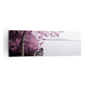 Cuadro sobre lienzo - Impresión de Imagen - Un barco en la orilla de un lago entre árboles rosados. - 160x50cm - En el silencio rosa - Decoración de pared moderna para salón y dormitorio ARTTOR