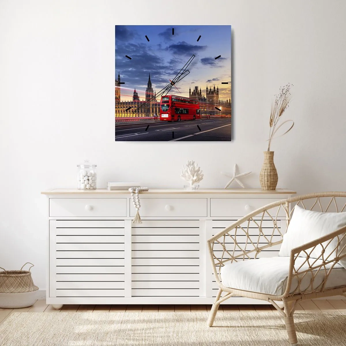 Reloj de pared - Reloj de vidrio - Un autobús rojo con el Big Ben y las Casas del Parlamento al fondo al anochecer. - 30x30cm - Lo más característico - Decoración de pared moderna para salón y dormitorio ARTTOR