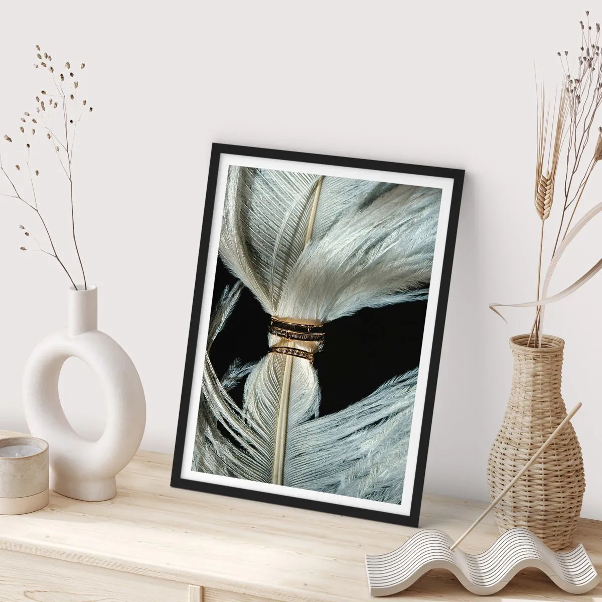 Póster en marco negro - Primer plano de plumas blancas atadas con una cinta dorada. - 50x70cm - ...y no te dejaré.... - Decoración de pared moderna para salón y dormitorio ARTTOR