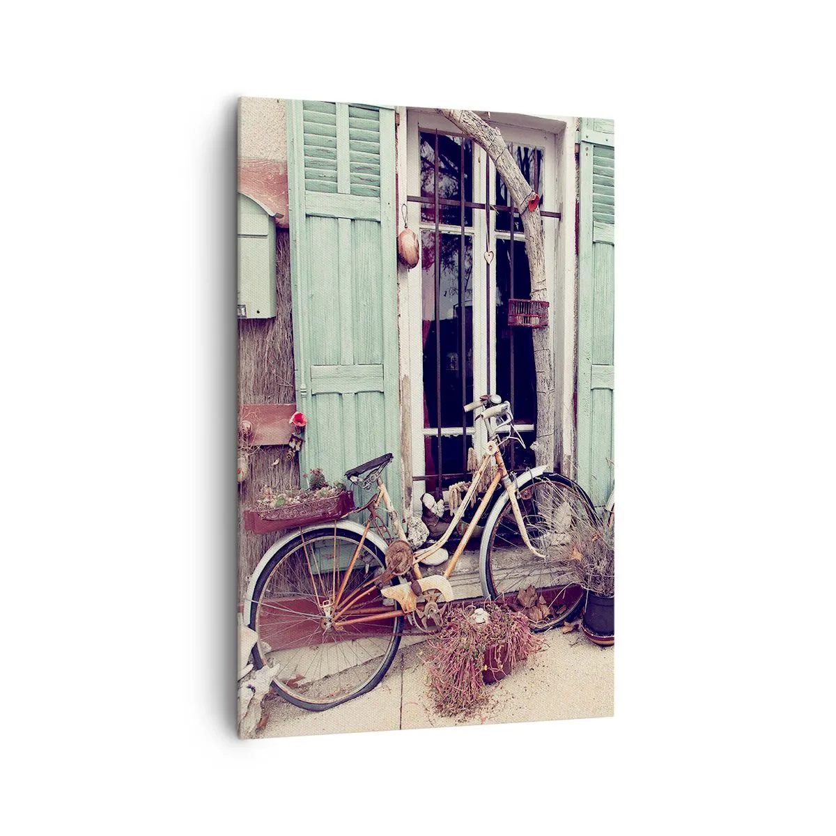 Cuadro sobre lienzo - Impresión de Imagen - Bicicletas antiguas frente a una puerta de madera con contraventanas en tonos pastel. - 80x120cm - La vida rural - Decoración de pared moderna para salón y dormitorio ARTTOR