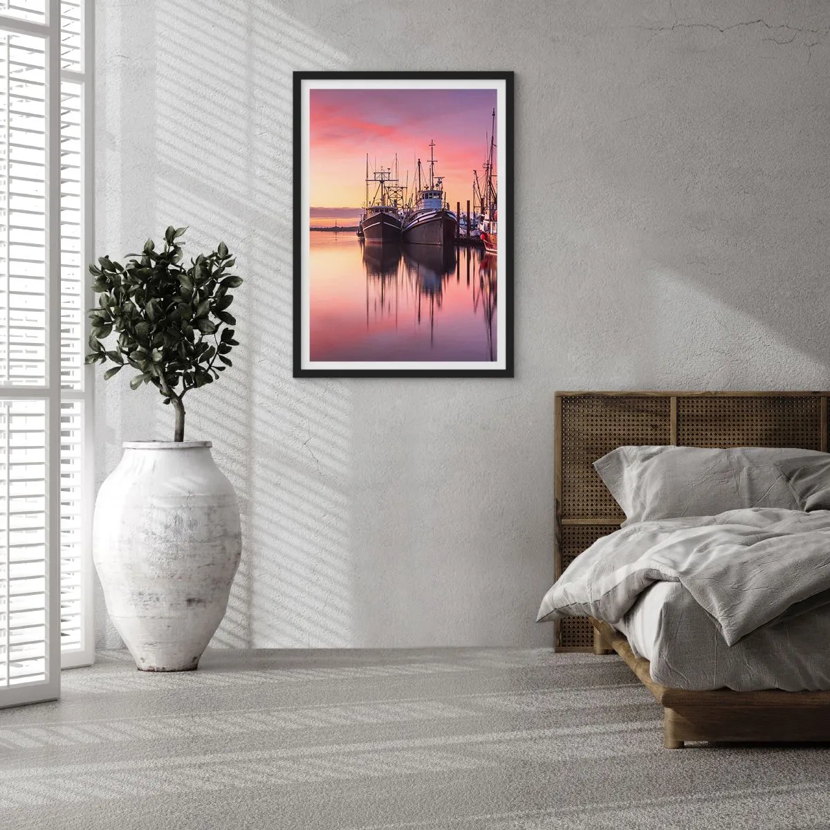Póster en marco negro - Barcos de pesca en el puerto al atardecer - 50x70cm - Descanso antes de partir - Decoración de pared moderna para salón y dormitorio ARTTOR