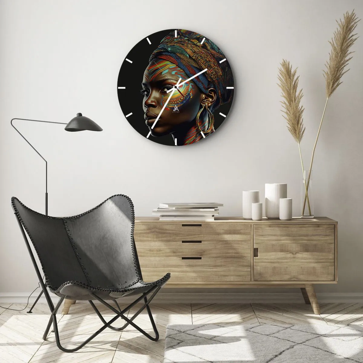 Reloj de pared - Reloj de vidrio - Retrato en color de una mujer con turbante sobre un fondo negro. - 30x30cm - Reina africana - Decoración de pared moderna para salón, cocina y dormitorio ARTTOR