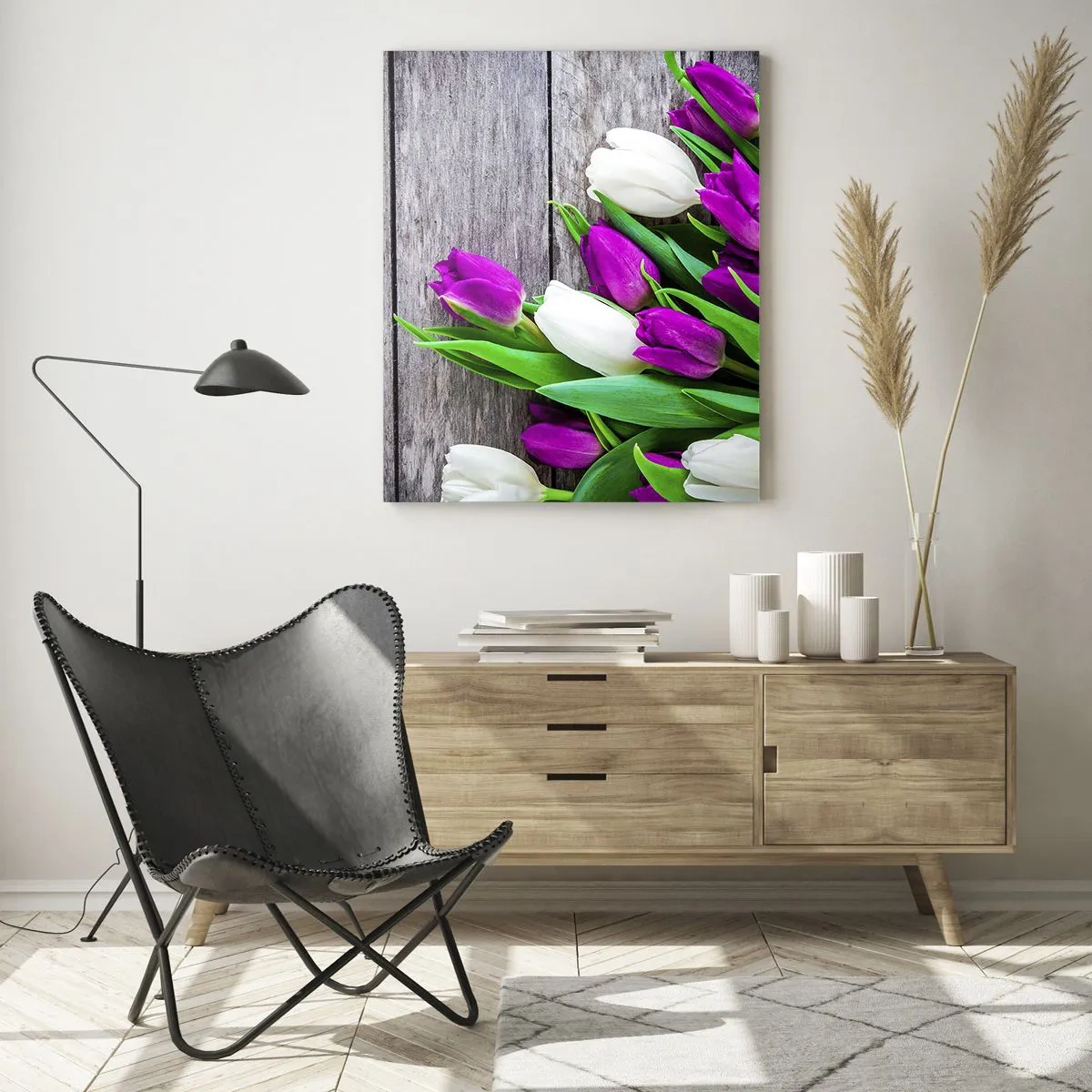Cuadro sobre vidrio - Impresiones sobre Vidrio - Un ramo de tulipanes morados y blancos sobre un fondo de madera. - 50x70cm - El día de la fiesta de la primavera - Decoración de pared moderna para salón y dormitorio ARTTOR