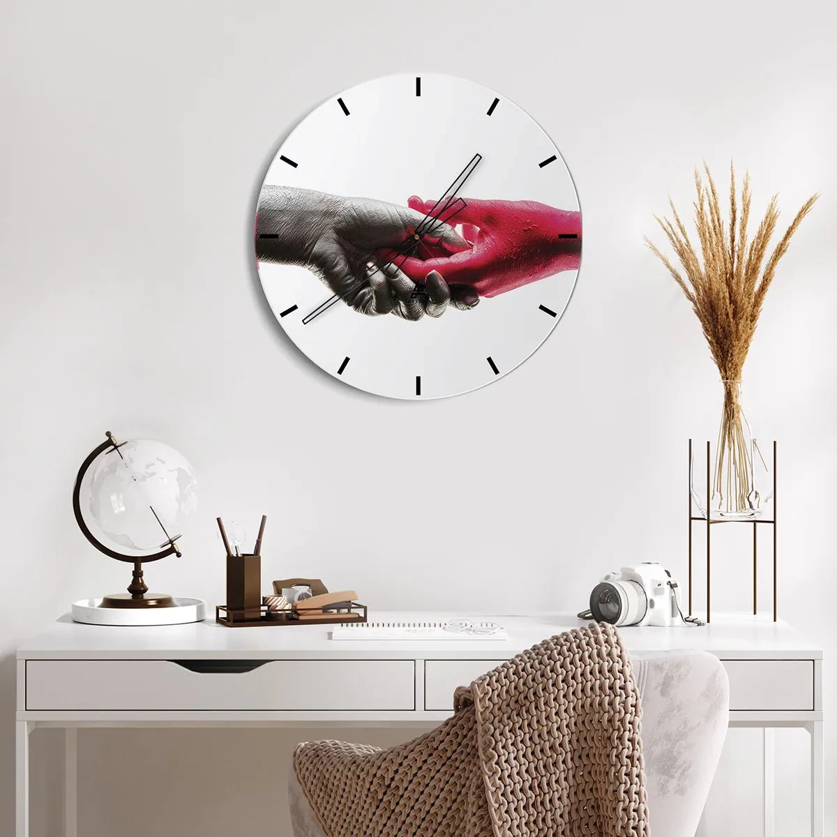 Reloj de pared - Reloj de vidrio - Apretón de manos simbólico en negro y rojo - 30x30cm - Juntos, aunque diferentes - Decoración de pared moderna para salón, cocina y dormitorio ARTTOR