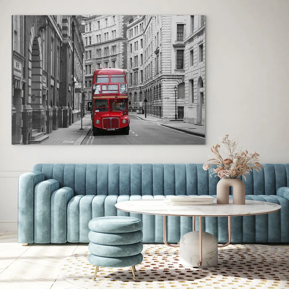 Cuadro sobre vidrio - Impresiones sobre Vidrio - Un autobús rojo entre las calles monocromáticas de la ciudad. - 120x80cm - La vida cotidiana no tiene por qué ser gris - Decoración de pared moderna para salón y dormitorio ARTTOR