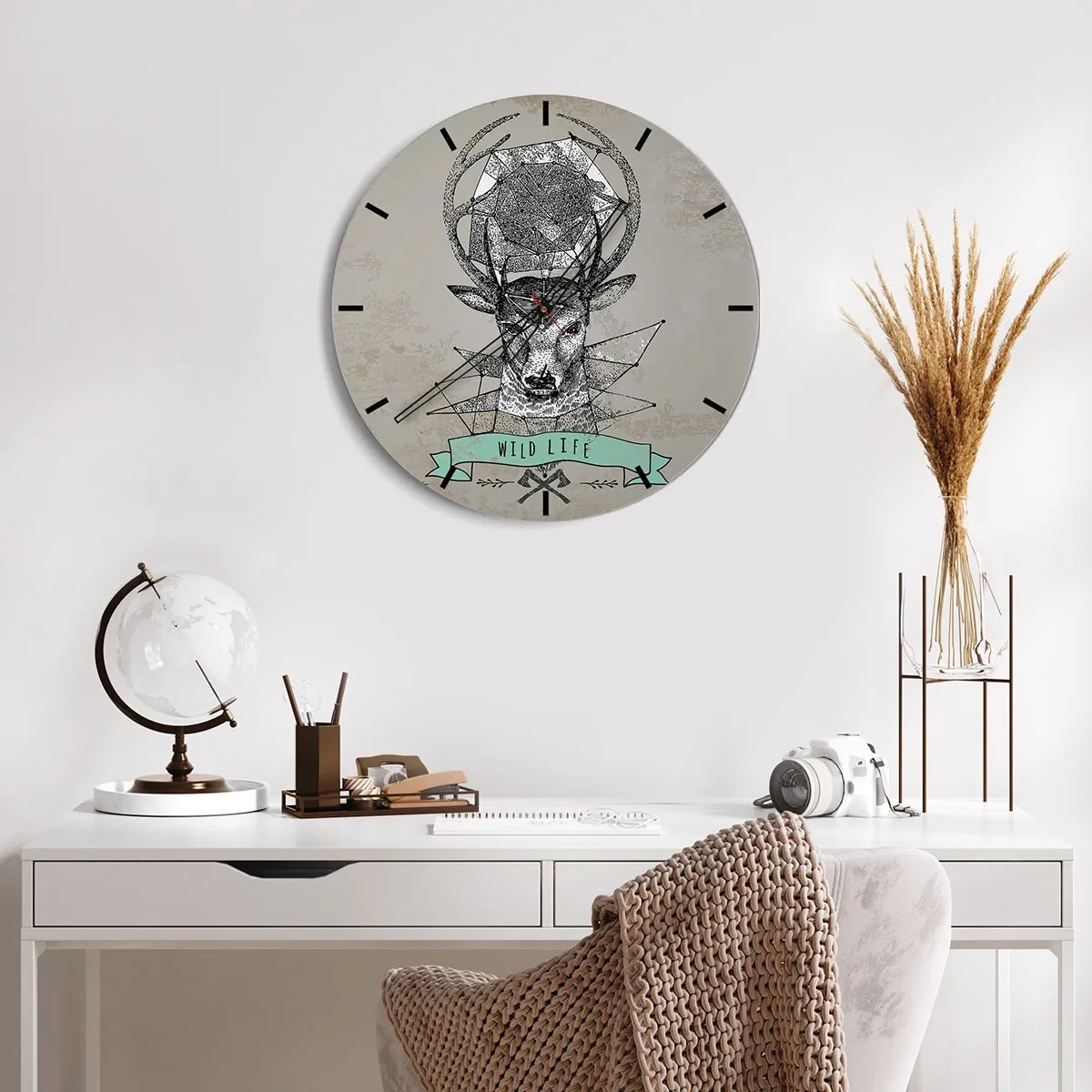 Reloj de pared - Reloj de vidrio - Ciervo geométrico con la inscripción "Vida salvaje" sobre un fondo gris. - 30x30cm - Visión de San Huberto - Decoración de pared moderna para salón, cocina y dormitorio ARTTOR