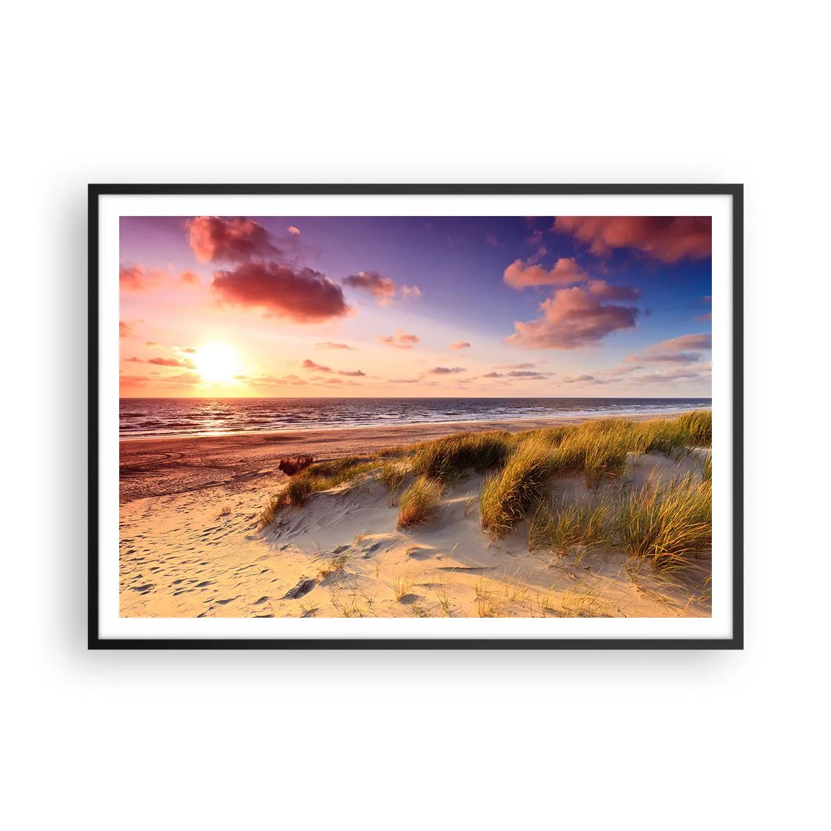 Póster en marco negro - Una playa cubierta de hierba y una puesta de sol sobre un mar en calma. - 100x70cm - Se siente la brisa veraniega - Decoración de pared moderna para salón y dormitorio ARTTOR
