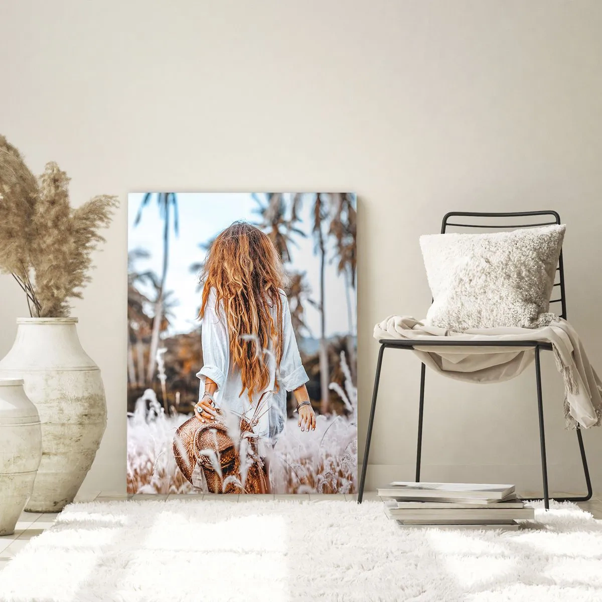 Cuadro sobre vidrio - Impresiones sobre Vidrio - Una mujer en un campo de hierba con palmeras al fondo al atardecer. - 80x120cm - Nacida en el plumón de la Tierra - Decoración de pared moderna para salón y dormitorio ARTTOR