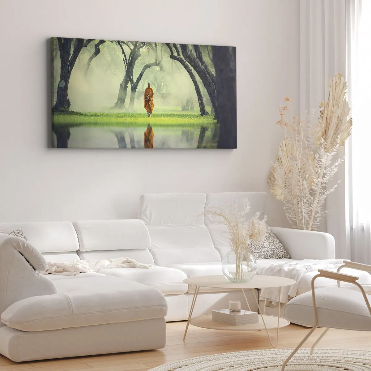 Cuadro sobre lienzo - Impresión de Imagen - Un monje con una túnica naranja en un bosque con un fondo brumoso y reflejo en el agua. - 140x50cm - En el camino de la iluminación - Decoración de pared moderna para salón y dormitorio ARTTOR
