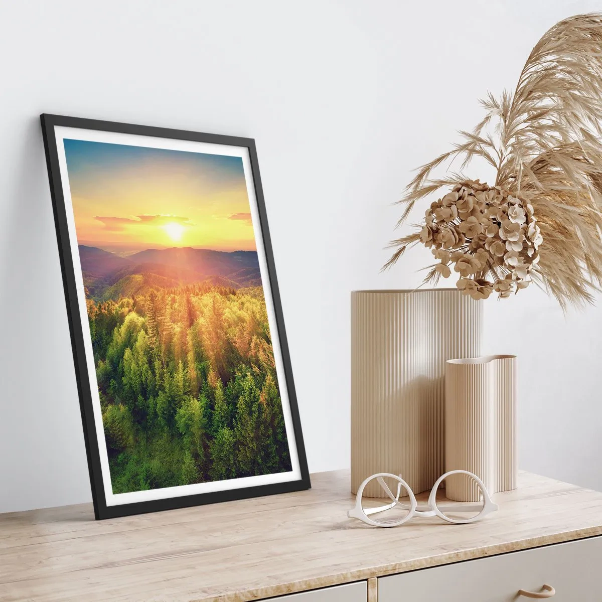 Póster en marco negro - Puesta de sol sobre un bosque montañoso lleno de vegetación. - 50x70cm - Desde lo alto - Decoración de pared moderna para salón y dormitorio ARTTOR