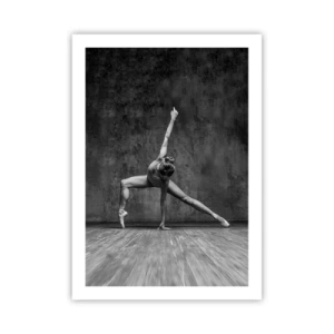 Póster - Una bailarina en blanco y negro en una pose dinámica frente a una pared cruda. - 50x70cm - Equilibrio perfecto - Decoración de pared moderna para salón y dormitorio ARTTOR