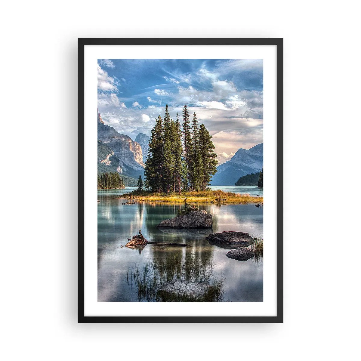 Póster en marco negro - Un paisaje de montaña con una isla rodeada por un lago tranquilo. - 50x70cm - Sobre el agua cristalina... - Decoración de pared moderna para salón y dormitorio ARTTOR