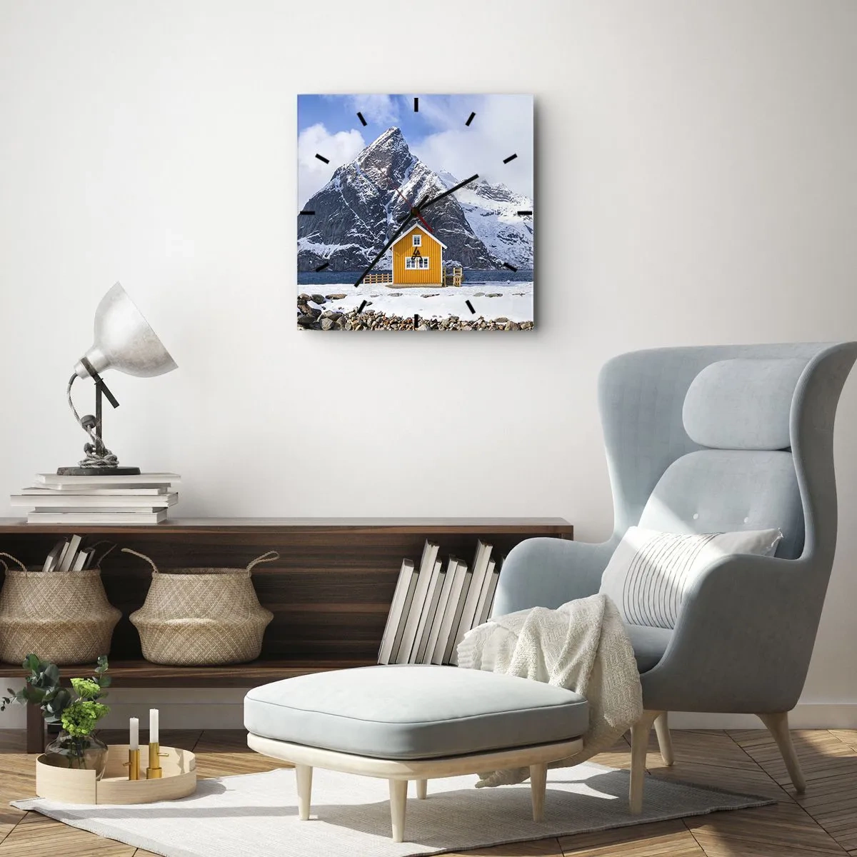 Reloj de pared - Reloj de vidrio - Una casa amarilla con el telón de fondo de montañas cubiertas de nieve y el mar. - 30x30cm - Vacaciones escandinavas - Decoración de pared moderna para salón y dormitorio ARTTOR