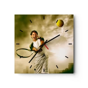 Reloj de pared - Reloj de vidrio - Jugador de tenis en acción durante un partido con el telón de fondo de un paisaje urbano. - 30x30cm - Energía y alegría - Decoración de pared moderna para salón y dormitorio ARTTOR