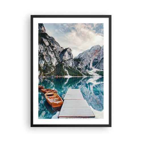 Póster en marco negro - Un lago de montaña con barcos de madera y un muelle. - 50x70cm - Te mostraremos la fuente de la belleza - Decoración de pared moderna para salón y dormitorio ARTTOR