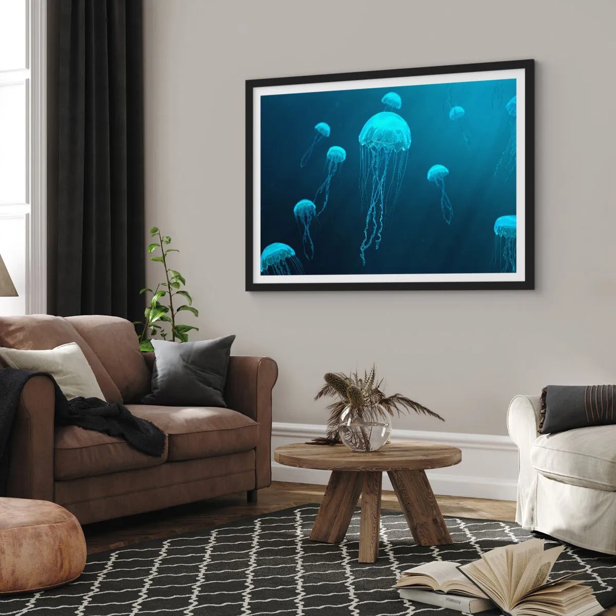 Póster en marco negro - Medusas flotando en las profundidades del océano en tonos azules. - 70x50cm - Danza oceánica - Decoración de pared moderna para salón y dormitorio ARTTOR