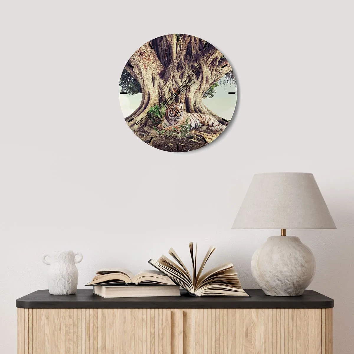 Reloj de pared - Reloj de vidrio - Un tigre tumbado al pie de un árbol imponente - 30x30cm - Una visión desde el Génesis - Decoración de pared moderna para salón, cocina y dormitorio ARTTOR