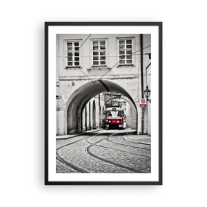 Póster en marco negro - Tranvía rojo en un entorno en blanco y negro - 50x70cm - A través del laberinto urbano - Decoración de pared moderna para salón y dormitorio ARTTOR