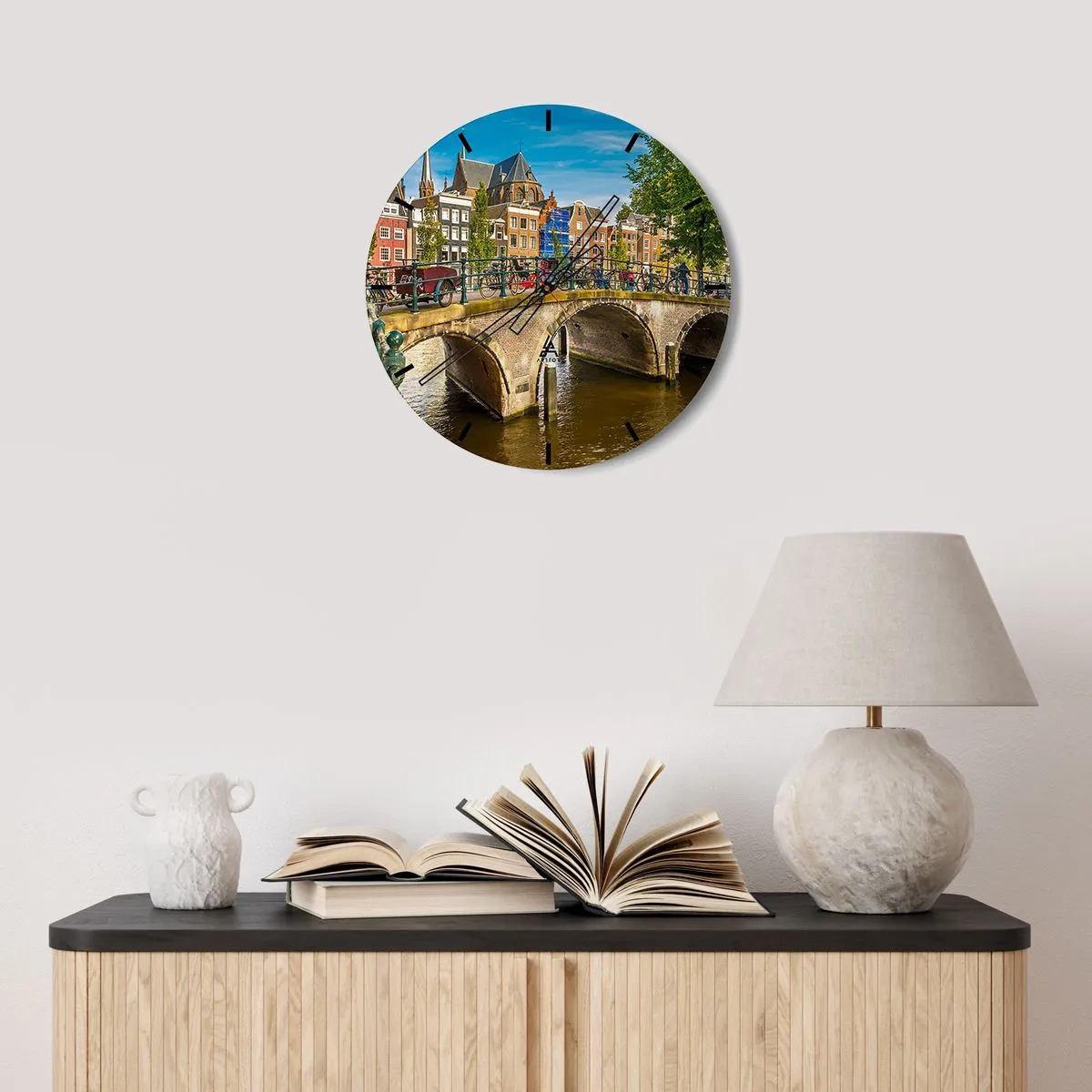 Reloj de pared - Reloj de vidrio - Un pintoresco puente sobre el canal rodeado de edificios y bicicletas. - 30x30cm - Primavera en el canal - Decoración de pared moderna para salón, cocina y dormitorio ARTTOR