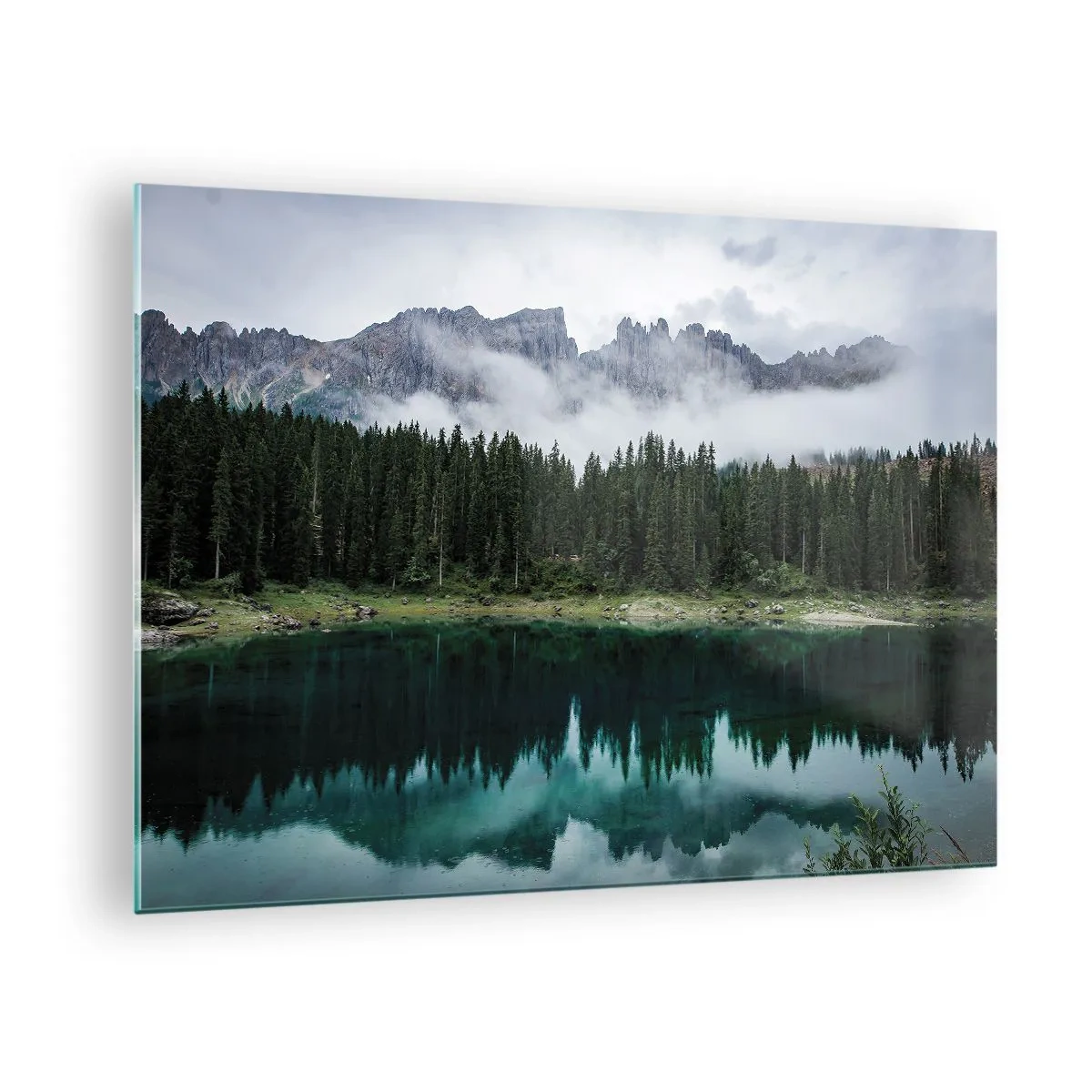 Cuadro sobre vidrio - Impresiones sobre Vidrio - Paisaje de montaña con un lago y un bosque reflejados en el agua. - 70x50cm - Calla, calla, no despertemos al agua dormida.... - Decoración de pared moderna para salón y dormitorio ARTTOR