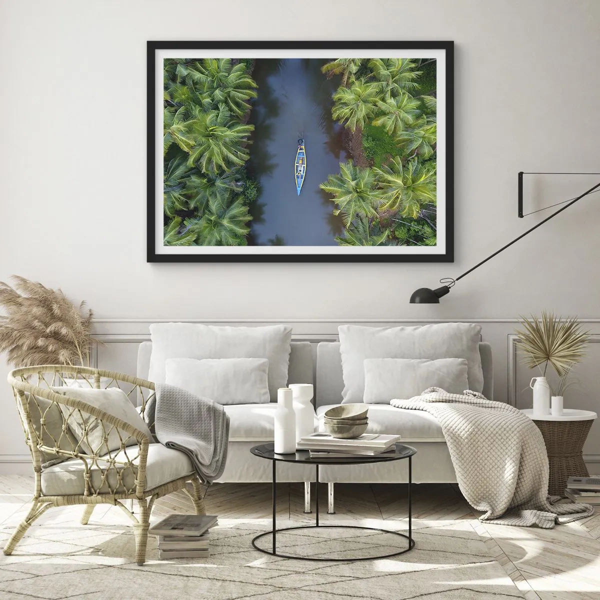 Póster en marco negro - Una vista de pájaro de un barco en un río rodeado de palmeras. - 70x50cm - En un sendero tropical - Decoración de pared moderna para salón y dormitorio ARTTOR