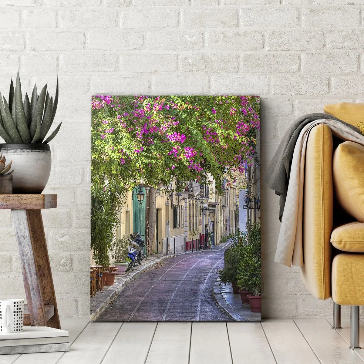 Cuadro sobre lienzo - Impresión de Imagen - Una calle encantadora con vides en flor y mesas de café. - 50x70cm - Un callejón floreciente - Decoración de pared moderna para salón y dormitorio ARTTOR