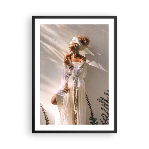 Póster en marco negro - Mujer elegante con un vestido boho frente a una pared clara - 50x70cm - El sol y la joven - Decoración de pared moderna para salón y dormitorio ARTTOR