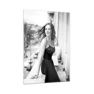 Cuadro sobre vidrio - Impresiones sobre Vidrio - Una mujer con un vestido negro en un balcón de estilo parisino. - 50x70cm - Ciertamente, parisina - Decoración de pared moderna para salón y dormitorio ARTTOR
