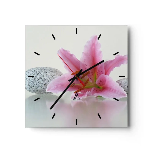 Reloj de pared - Reloj de vidrio - Flor de lirio rosa con piedras sobre un fondo claro. - 30x30cm - Estudio en rosa, gris y blanco - Decoración de pared moderna para salón y dormitorio ARTTOR