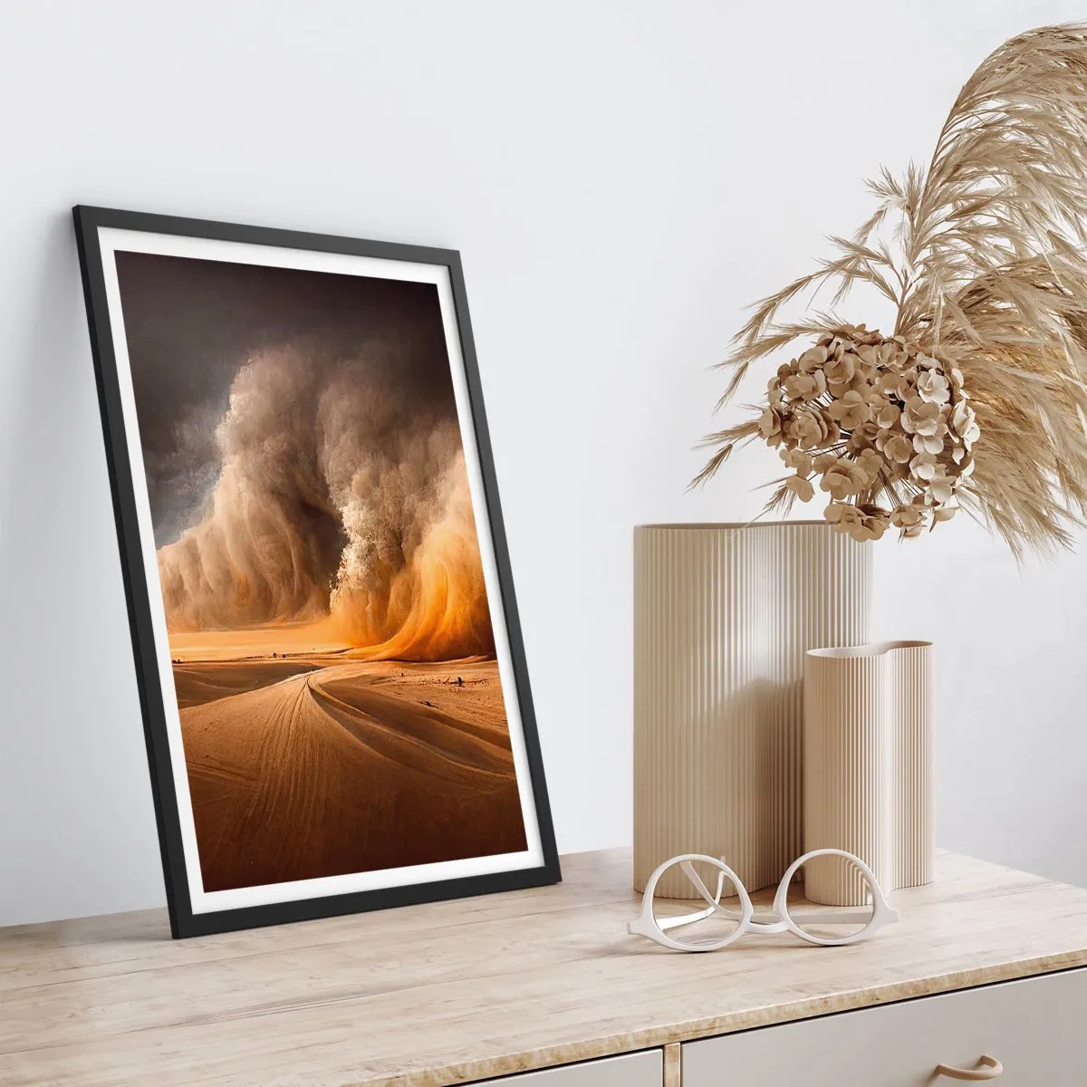 Póster en marco negro - Una enorme tormenta de arena en el desierto - 50x70cm - Ira del desierto - Decoración de pared moderna para salón y dormitorio ARTTOR