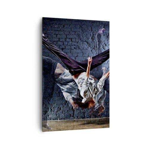 Cuadro sobre lienzo - Impresión de Imagen - Una bailarina en un salto dinámico contra una pared de ladrillos. - 80x120cm - Estrella de la calle - Decoración de pared moderna para salón y dormitorio ARTTOR