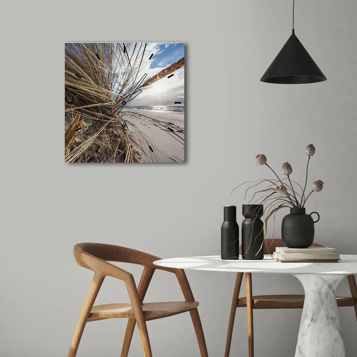Reloj de pared - Reloj de vidrio - Una playa con hierba seca en las dunas y vistas al mar. - 30x30cm - Una reunión de los elementos - Decoración de pared moderna para salón y dormitorio ARTTOR