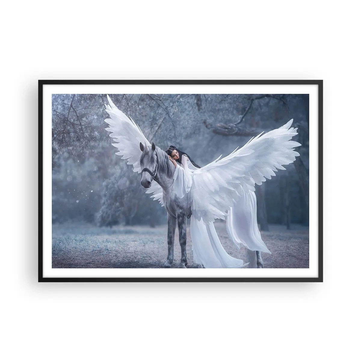 Póster en marco negro - Una mujer en un caballo blanco con alas en un bosque mágico. - 100x70cm - Un momento de inspiración - Decoración de pared moderna para salón y dormitorio ARTTOR