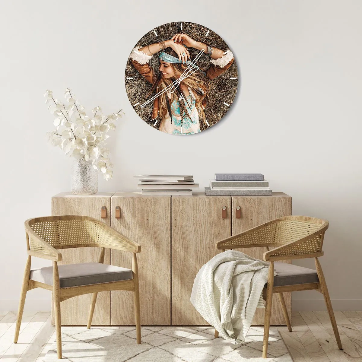 Reloj de pared - Reloj de vidrio - Mujer bohemia sonriente tumbada en el heno - 30x30cm - El verano del amor - Decoración de pared moderna para salón, cocina y dormitorio ARTTOR