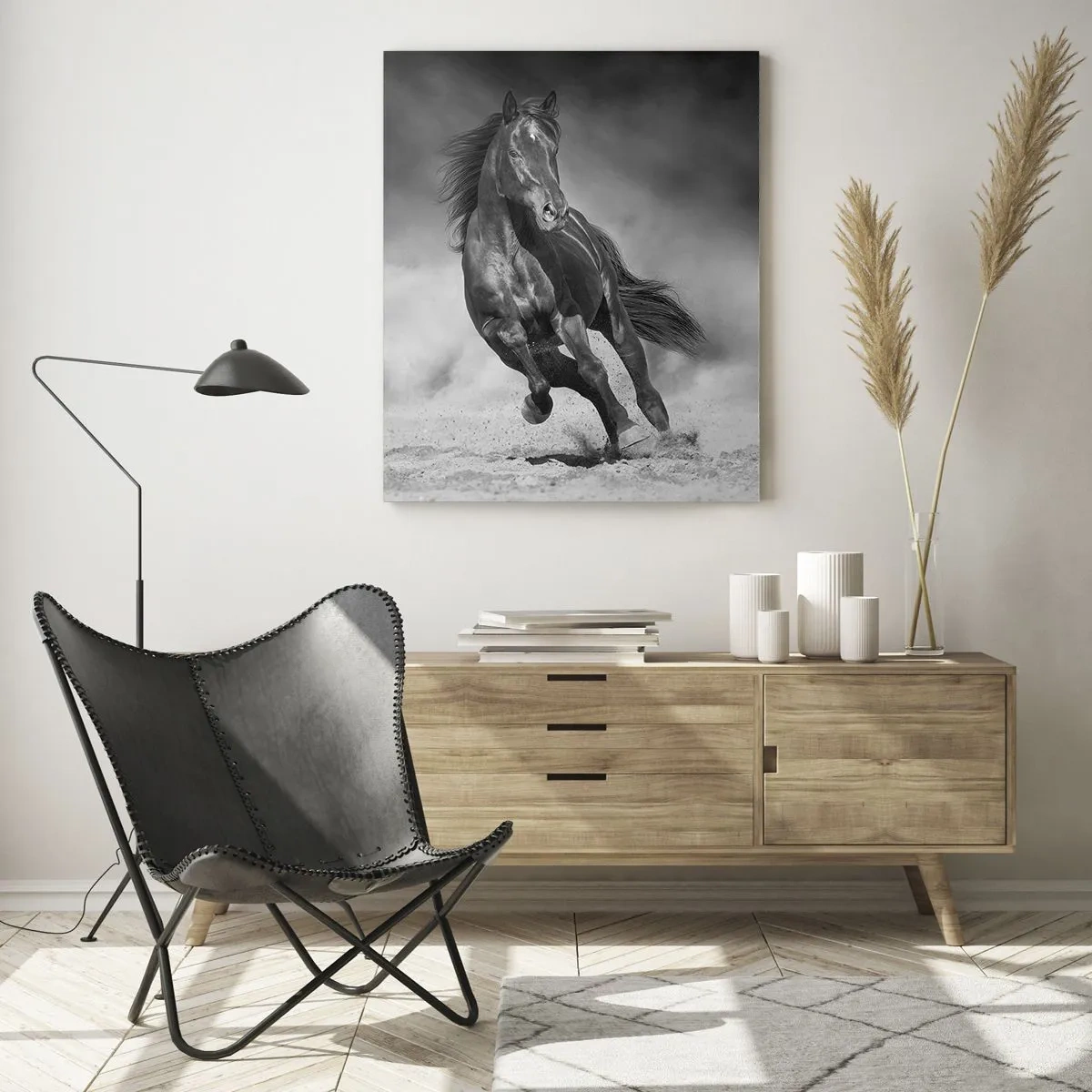 Cuadro sobre vidrio - Impresiones sobre Vidrio - Un caballo negro galopando sobre la arena en blanco y negro. - 50x70cm - Digno del propio emir - Decoración de pared moderna para salón y dormitorio ARTTOR