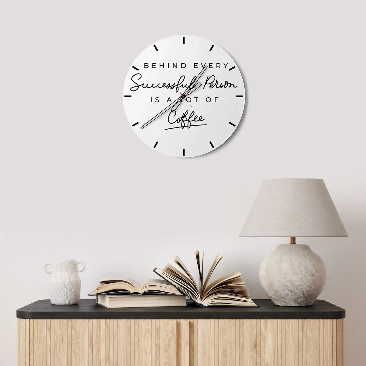 Reloj de pared - Reloj de vidrio - Un reloj blanco con una inscripción motivacional sobre el café. - 30x30cm - El secreto del éxito - Decoración de pared moderna para salón, cocina y dormitorio ARTTOR