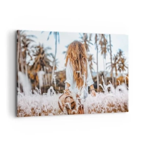 Cuadro sobre lienzo - Impresión de Imagen - Una mujer en un campo de hierba con palmeras al fondo al atardecer. - 100x70cm - Nacida en el plumón de la Tierra - Decoración de pared moderna para salón y dormitorio ARTTOR