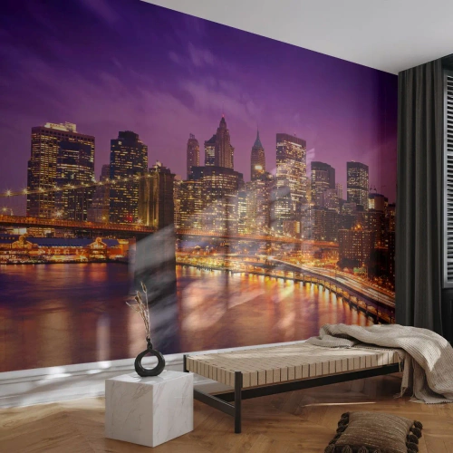 Fotomural Premium Sand - Panorama de la ciudad de noche con un puente y el reflejo de las luces en el agua. - 100x70cm - Manhattan púrpura y dorado - Decoración de pared moderna para salón y dormitorio ARTTOR