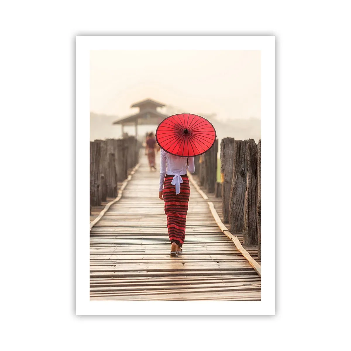 Póster - Una mujer con un paraguas rojo en un puente de madera. - 50x70cm - En un viejo puente - Decoración de pared moderna para salón y dormitorio ARTTOR