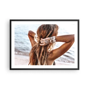 Póster en marco negro - Una mujer en la playa con su cabello ondeando al sol. - 70x50cm - Hermanada con el agua y el sol - Decoración de pared moderna para salón y dormitorio ARTTOR